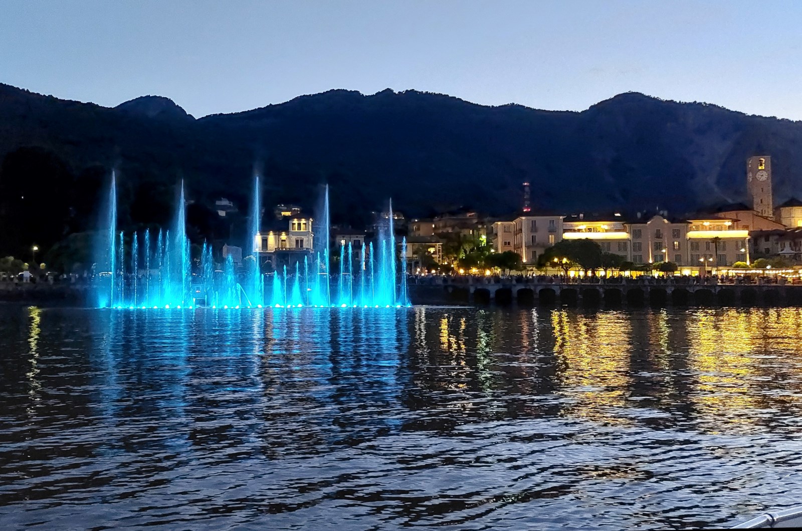 Evento serale sul Lago Maggiore  " Baveno d'Incanto" scenografici giochi d'acqua, musica e luci.